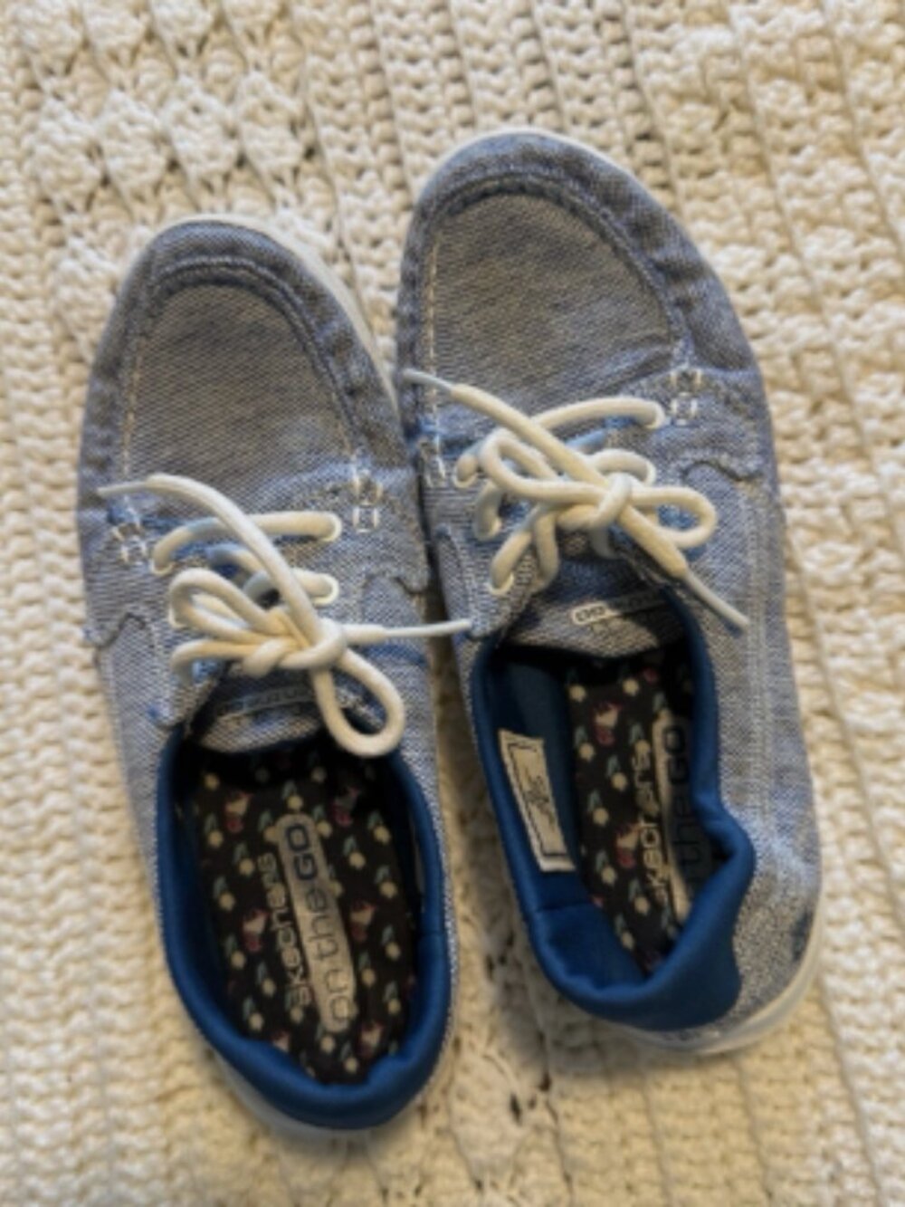 Skechers Women’s On The Go Shoes. Size 6 Blue/white denim Look